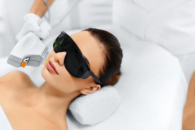 Laser oddziałuje na kobiecą twarz